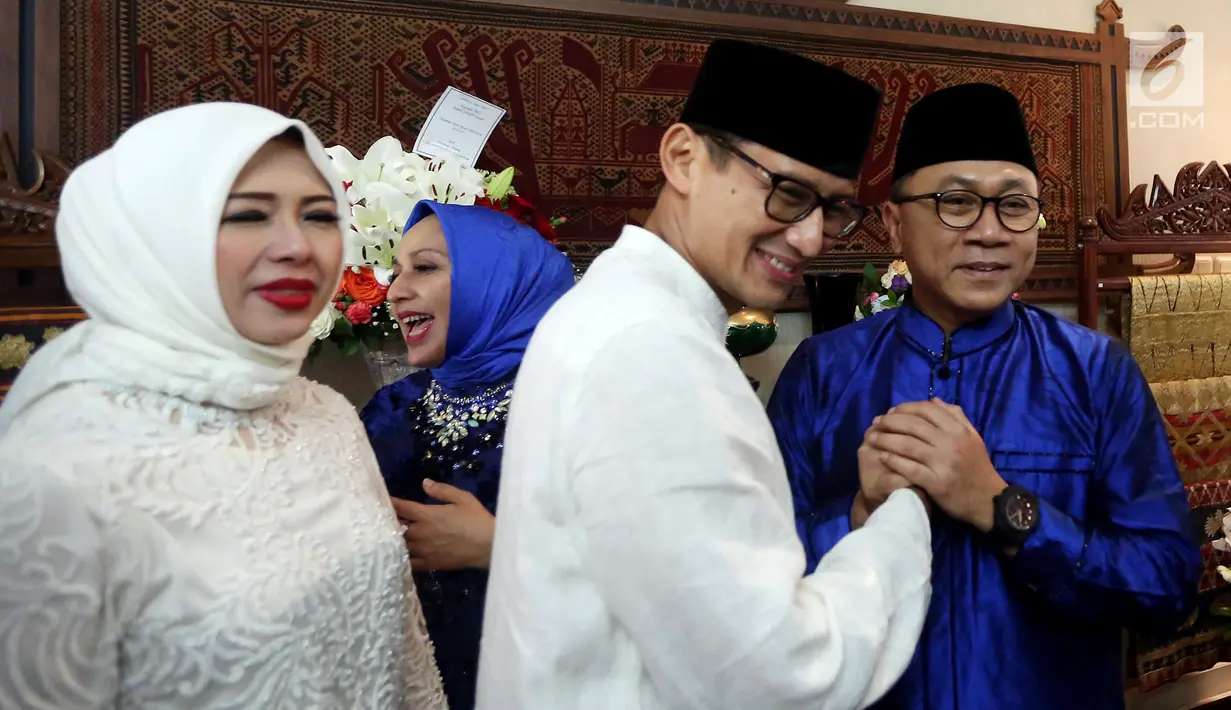 Ketua MPR Zulkifli Hasan bersalaman dengan wakil Gubernur DKI Jakarta terpilih Sandiaga Uno saat open house Idul Fitri di rumah dinas Ketua MPR di Jakarta (25/6). (Liputan6.com/Johan Tallo)