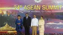 Bersama ibu Ani, Presiden RI, Susilo Bambang Yudhoyono (kedua dari kiri) berpose bersama Presiden Myanmar Thein Sein beserta istri, Khin Khin Win sebelum upacara pembukaan KTT ASEAN ke-24 di Naypyidaw, Myanmar, (11/5/2014). (REUTERS/Soe Zeya Tun)