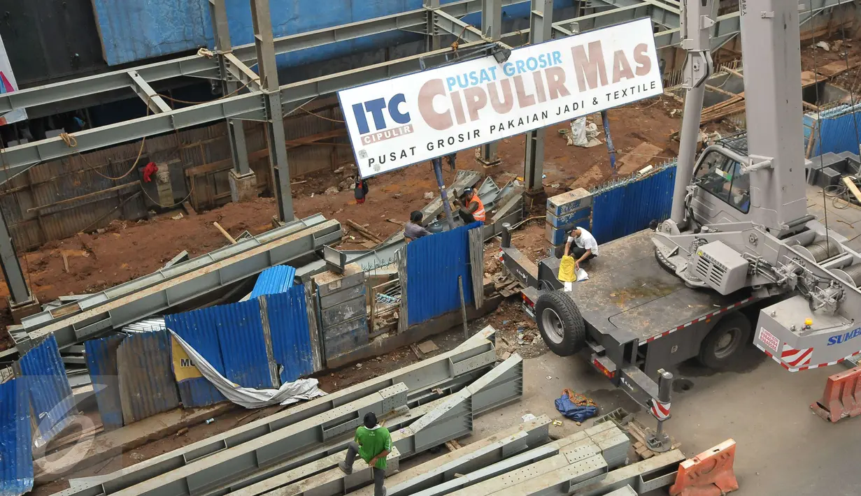 Sejumlah pekerja sedang menyelesaikan pembangunan halte TransJakarta di Cipulir, Jakarta, Minggu (16/4). Meski libur paskah para pekerja tetap menyelesaikan pembangunan halte transJ yang di targetkan beroperasi sebelum Juni. (Liputan6.com/Helmi Afandi)