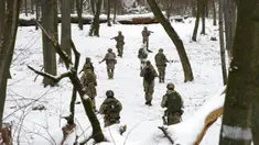 Anggota Pasukan Pertahanan Teritorial Ukraina, unit militer sukarelawan Angkatan Bersenjata, berlatih di taman kota di Kyiv, Ukraina, 22 Januari 2022. Puluhan warga sipil bergabung dengan tentara cadangan Ukraina dalam beberapa pekan terakhir di tengah ancaman invasi Rusia. (AP Photo/Efrem Lukatsky)