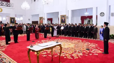 Presiden Joko Widodo (kanan) memimpin upacara pelantikan pimpinan KPK periode 2019-2023 di Istana Negara, Jakarta, Jumat (20/12/2019). Komjen Firli Bahuri sebagai Ketua KPK, Alexander Marwata, Lili Pintauli Siregar, Nurul Ghufron, dan Nawawi Pomolango sebagai wakil Ketua. (Foto: Biro Pers Setpres)