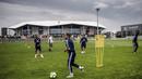 Pemain Olympique Lyon melakukan latihan di Decines-Charpieu Groupama, Prancis, Rabu (10/6/2020). Olympique Lyon melakukan persiapan Jelang leg kedua babak 16 besar Liga Champions melawan Juventus. (AFP/Jeff Pachoud)