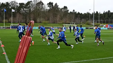 Para pemain Inggris melakukan pemanasan selama sesi latihan tim di St George's Park di Burton-on-Trent, Inggris tengah, pada 21 Maret 2023. (AFP/Paul Ellis)