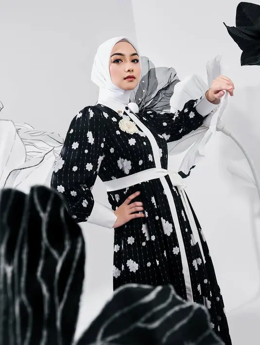 Bagi penggemar gaya simpel dan nyaman, gamis berpotongan loose bisa menjadi pilihan sempurna. Sentuhan clean hijab melengkapi tampilan effortlessly elegant yang timeless. [@ciraciki].