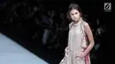 Model berpose mengenakan busana rancangan Paulina Katarina dalam ajang Jakarta Fashion Week 2018 di Senayan City, Jakarta, Kamis (26/10). (Liputan6.com/Faizal Fanani)