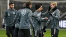 Pemain depan Julian Brandt (kanan) berbincang dengan rekan-rekannya selama sesi latihan tim di Frankfurt am Main, Jerman barat (18/11/2019). Jerman akan bertanding melawan Irlandia Utara pada Grup C Kualifikasi Piala Eropa 2020 di Commerzbank-Arena. (AFP Photo/Daniel Roland)