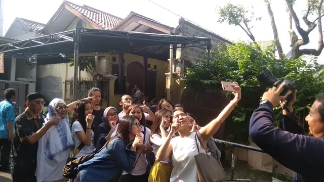 Bimbim berpose usai nyoblos Pemilu 2019 (Liputan6.com/ Sapto Purnomo)