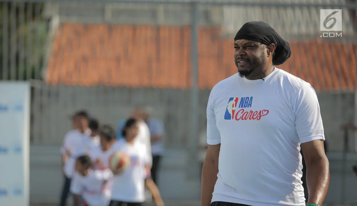 Mantan pemain Los Angeles Lakers, Sam Perkins saat Coaching Clinic Basket kepada anak-anak marjinal dan anak jalanan di Jakarta di Lapangan Basket, US Embassy, Annex, Jakarta, Kamis (7/9). (Liputan6.com/Faizal Fanani)