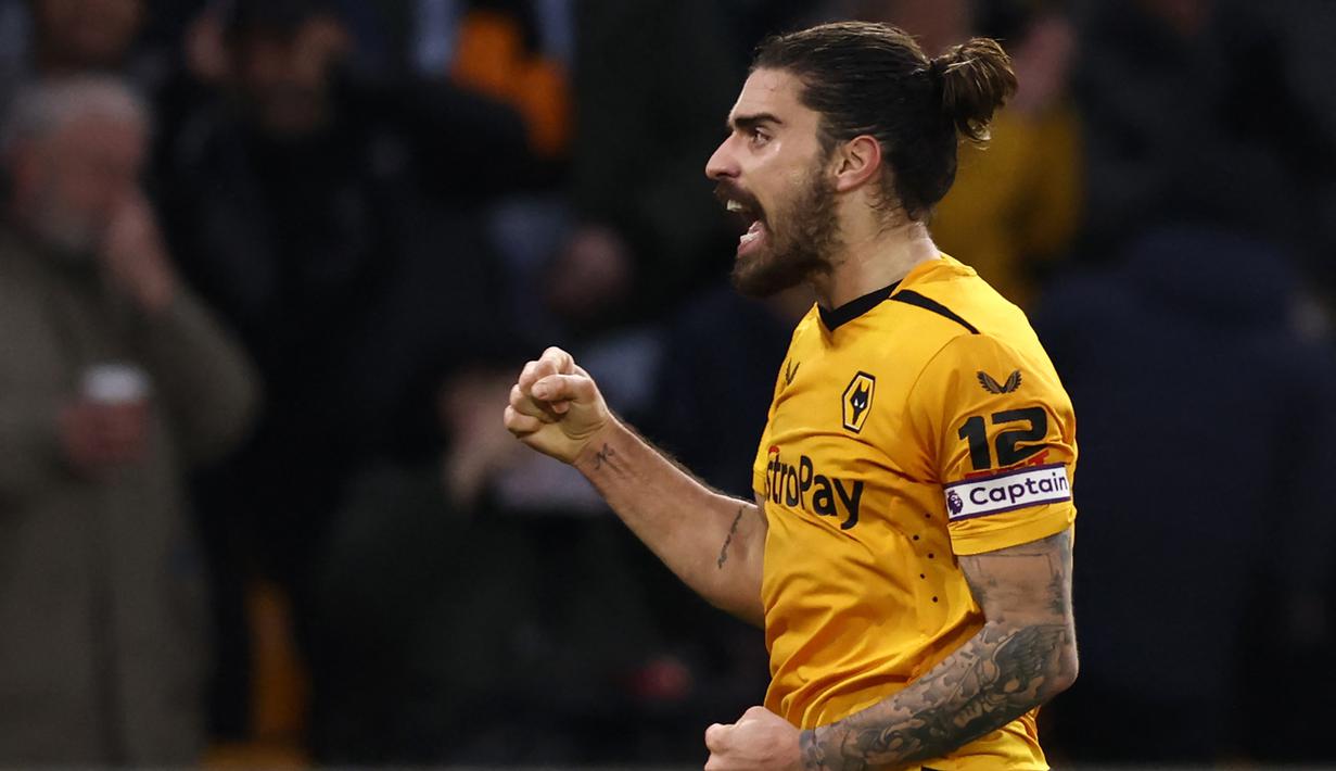 Selebrasi gelandang Wolverhampton, Ruben Neves setelah mencetak gol ke gawang Liverpool pada laga Liga Inggris 2022/2023 di Molineux Stadium, Wolverhampton (4/2/2023). Ruben Neves lebih memilih meninggalkan kompetisi Eropa untuk bergabung dengan klub Arab Saudi, Al Hilal di musim 2023/2024. Nilai transfer yang disepakati Wolverhampton dan Al Ahli adalah sebesar 55 juta euro atau setara Rp902 miliar dengan durasi kontrak selama 3 tahun hingga 30 Juni 2026. (AFP/Darren Staples)