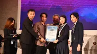 Mischka Aoki dan Devon Kei Enzo  menerima penghargaan Youth Achievement Record.