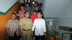 Gubernur DKI Jakarta Jokowi blusukan ke SMP Negeri 277 Jakarta, (23/9/14). (Liputan6.com/Herman Zakharia)