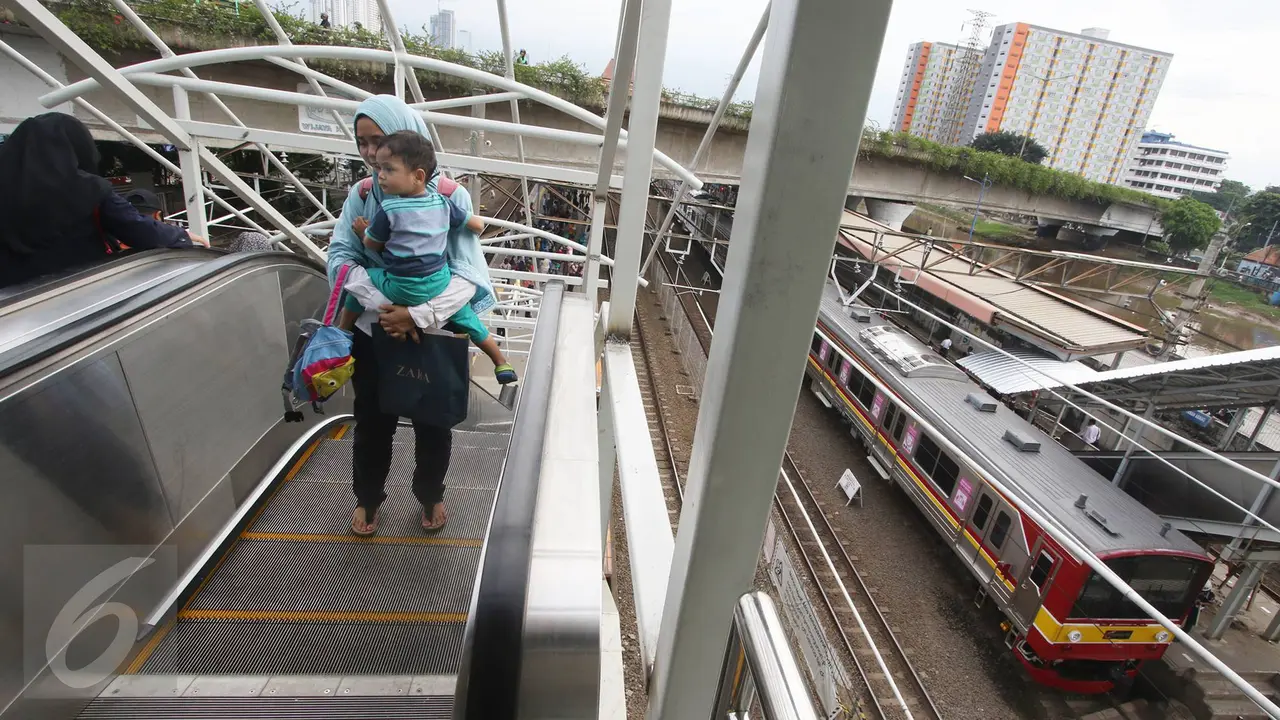 JPO Stasiun Tanah Abang mulai dioperasikan