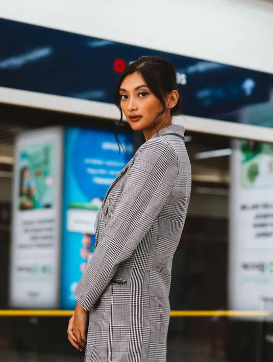 Dalam akun Instagram pribadinya, Adinda Cresheilla pun terbilang aktif mengunggah berbagai momen pemotretan. Bahkan, penampilan wanita berkulit sawo matang saat pemotretan terkesan begitu elegan. (Liputan6.com/IG/@dindacresheilla)