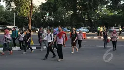 Kondisi kawasan Sudirman saat jam pulang kantor, Jakarta, Rabu, (22/4/2015). Adanya pengalihan arus untuk KAA membuat mereka terpaksa jalan kaki. (Liputan6.com/Johan Tallo)