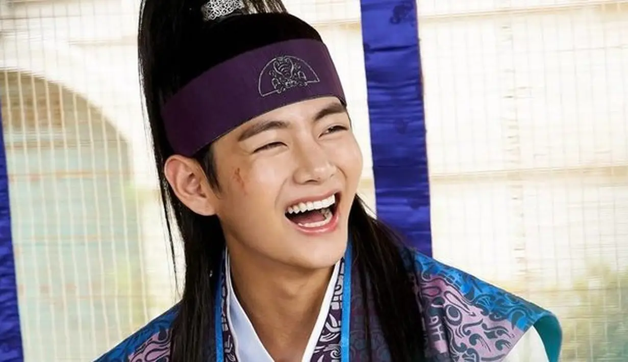Tak hanya pandai memukau di atas panggung, V juga berhasil menunjukkan kemampuan aktingnya saat membintangi serial drama HWARANG. (Foto: Koreaboo)