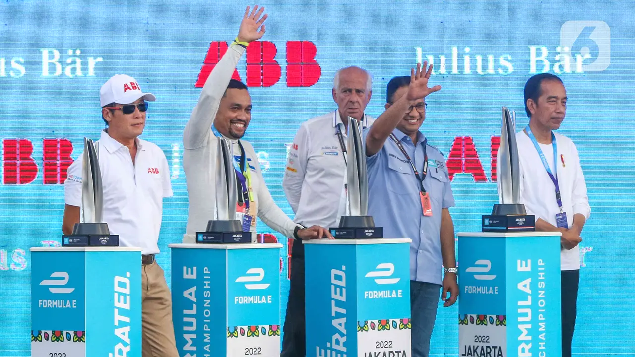 Jokowi Serahkan Piala ke Juara Formula E Jakarta Mitch Evans