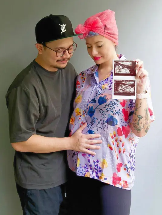 Baru saja mengumumkan kelahiran buah hati kedua pada 20 Januari 2022 lalu, penampilan Claudia mencuri perhatian dalam balutan floral printed shirt dan head scarf warna pink. (Instagram/miss_adinda_mae).