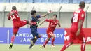 Pemain Persik Kediri, Onorionde Kughegbe melanggar pemain Persela Lamongan dalam laga Grup C Piala Menpora 2021 di Stadion Si Jalak Harupat, Bandung, Rabu (7/4/2021). (Bola.com/Ikhwan Yanuar)