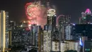 Atraksi kembang api memeriahkan perayaan Hari Kemerdekaan di Singapura, Minggu (9/8/2020). Singapura pada 9 Agustus 2020 memperingati 55 tahun kemerdekaannya. (Xinhua/Then Chih Wey)