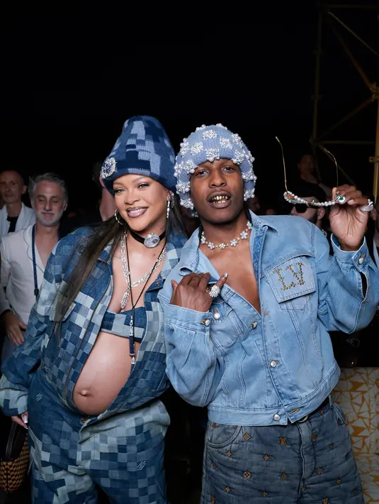 Rihanna dan A$AP Rocky terlihat kompak dengan denim on denim