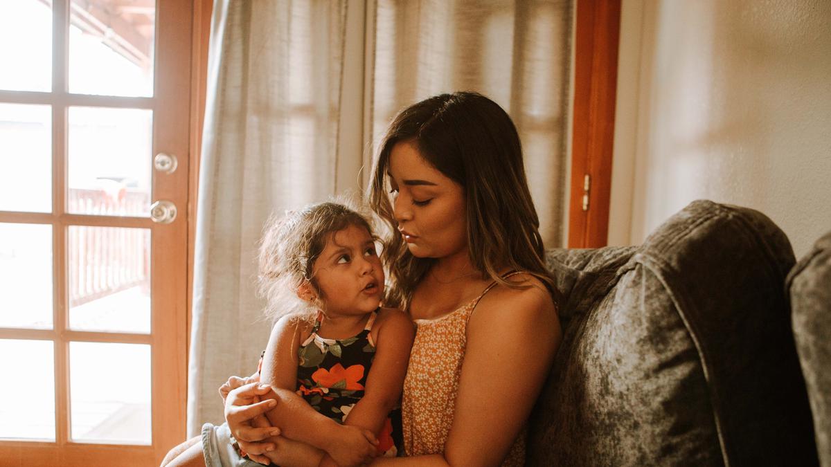 Ini Alasan Anak Kerap Clingy dan Tips Membuatnya Lebih Mandiri