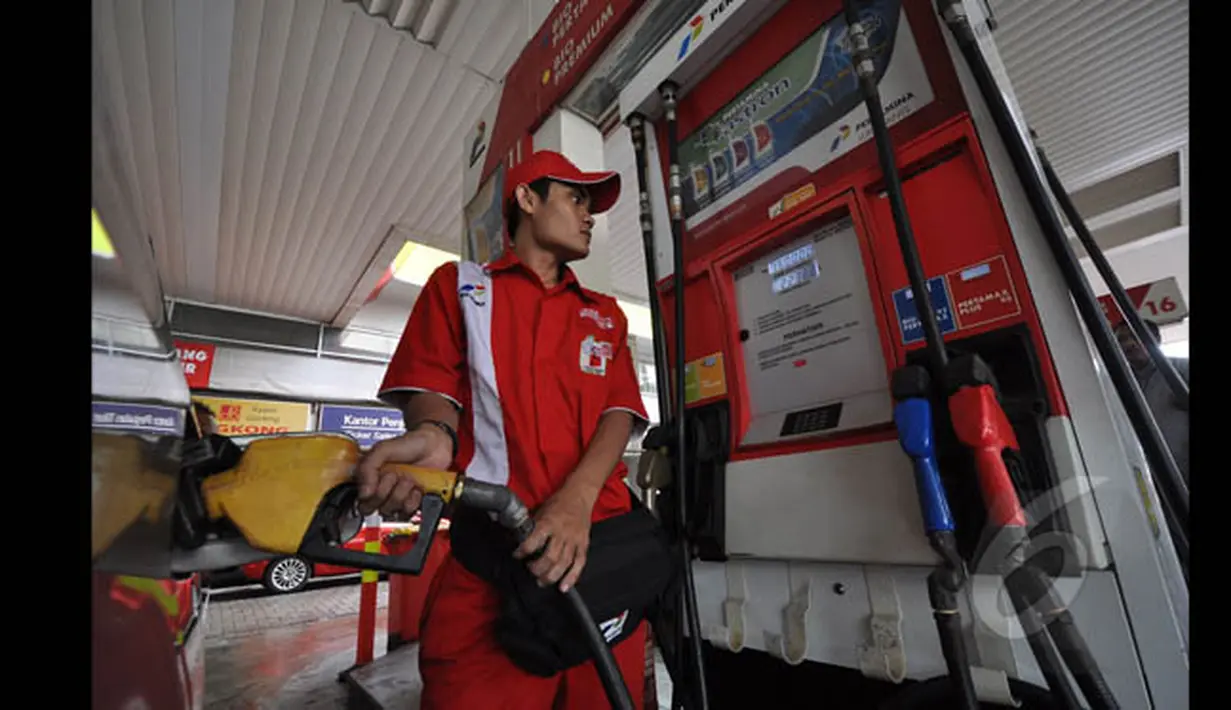 Harga premium mulai Senin (19/1/2015) turun menjadi Rp. 6.600 per liter. Namun, di beberapa SPBU ada yang menurunkan harga hanya menjadi Rp. 6.700 per liter. (Liputan6.com/Miftahul Hayat)