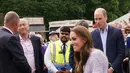 Kate Middleton saat menendang bola selama kunjungan ke Cambridgeshire County Day sebagai bagian dari perayaan Platinum Jubilee Ratu Elizabeth di Newmarket Racecourse (23/6/2022). (AFP/Pool/Paul Edwards)
