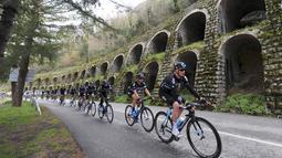 Peserta balap Tour of Catalonia cycling race melintasi sebuah daerah yang terlihat seperti benteng  di Calella, Senin (21/3/2016. (AFP/Josep Lago)