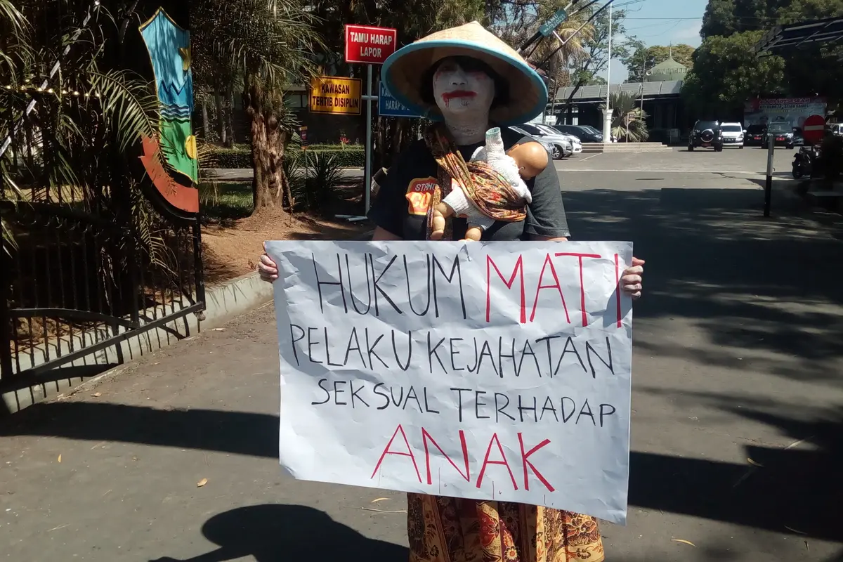 Aksi solo wanita muda pada Hari Anak di Garut