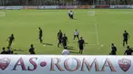 Pemain AS Roma melakukan sesi latihan di Trigoria, Roma, Italia (15/9/2015). AS Roma akan menantang Barcelona di leg pertama penyisihan Grup E Liga Champions. (AFP PHOTO/ANDREAS Solaro)