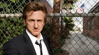 Sean Penn Cumbu Wanita yang Lebih Muda dari Anaknya