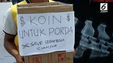 Tidak mendapat anggaran dari pemerintah, sejumlah atlet sepakbola Cianjur turun ke jalan meminta dana ke masyarakat.