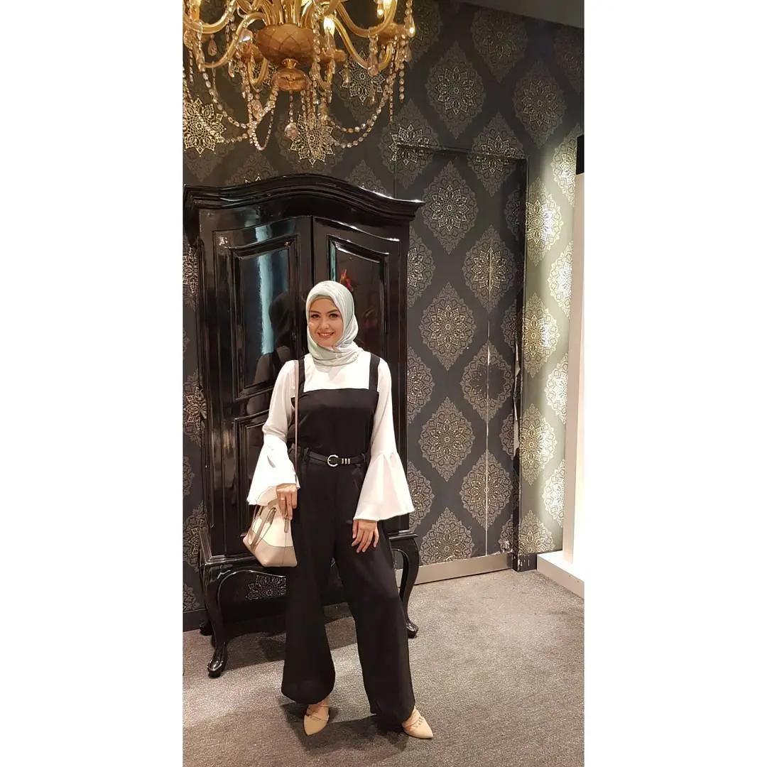 Gaya hijab yang mudah ala Revalina Temat. (sumber foto: @vatemat/instagram)