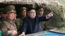 Pemimpin Korea Utara, Kim Jong-un saat memeriksa detasemen pertahanan di Pulau Jangjae dan Detasemen Pertahanan Pahlawan di Mu Islet, Korea Utara (5/5). Dipulau tersebut Jong-un telah menyiapkan pasukan tempur. (STR / KCNA VIA KNS / AFP)