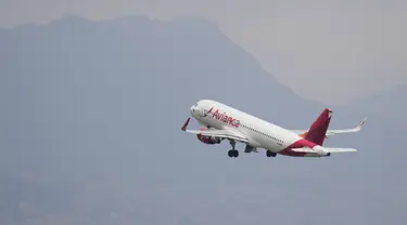 Sebuah pesawat Avianca terbang setelah lepas landas dari bandara El Dorado di tengah kekurangan bahan bakar jet di Bogota, Kolombia, Senin, 26 Agustus 2024. (AP Photo/Fernando Vergara)