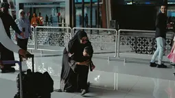 Potret Ameena saat berlari dan memeluk erat ibunya. Aurel menggendong sang putri sulung untuk melepas rindu. (Foto: Instagram/ attahalilintar)