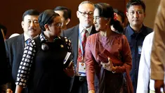 Menteri Luar Negeri Indonesia, Retno Marsudi dan Penasihat Negara Myanmar, Aung San Suu Kyi berjalan usai menghadiri Pertemuan Menteri Luar Negeri ASEAN , Myanmar, Senin (19/12). Pertemuan tersebut membahas masalah Rohingya. (REUTERS / Soe Zeya Tun)
