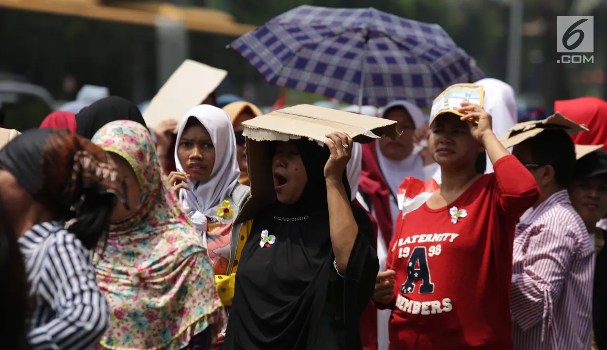 Gerakan Perempuan Milenial Indonesia (Permisi) berjalan saat mendatangi Gedung Bawaslu, Jakarta, Rabu (12/9).  Mereka meminta Bawaslu turun tangan menyetop politisasi emak-emak di Pilpres 2019. (Merdeka.com/Imam Buhori)