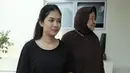 "Kadang kita suapin. Kalau dia ga mau tetap pakai selang. (Disuapin) Air Zam Zam aja, baru itu," lanjut Della. (Galih W. Satria/Bintang.com)