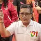 Sekretaris TKN Jokowi-Ma'ruf, Hasto Kristiyanto dan politikus PDIP Djarot Saiful Hidayat memberi keterangan saat jumpa pers, Jakarta, Selasa (29/1).Tim Nasional pasangan Jokowi-Ma'ruf memberi apresiasi kepada Liliyana Natsir. (Liputan6.com/Faizal Fanani)