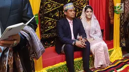 Putri Presiden Joko Widodo, Kahiyang Ayu dan Muhammad Bobby Afif Nasution jelang prosesi Mangalehan Marga, Boru Siregar, di rumah paman Bobby di Medan, Selasa (21/11). (Liputan6.com/Aditya Eka Prawira)