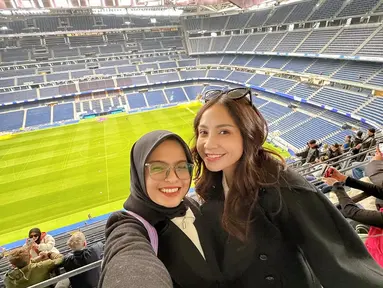 Bagi yang mengikuti keseharian keluarga Raffi Ahmad dan Nagita Slavina, sosok Livia tentu sudah tak asing. Wanita yang akrab disapa Mpok ini dikenal sebagai salah satu staf RANS Entertainment yang dekat dengan Rayyanza. Kesempatan berharga ini menjadi pengalaman tak terlupakan baginya. (Liputan6.com/IG/@liviajunitaa)