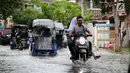 Kendaraan melintasi banjir yang merendam wilayah Kota Gorontalo, Selasa (30/4/2019). Hujan yang mengguyur wilayah Kabupaten Bone Bolango mengakibatkan empat desa di Kecamatan Suwawa Selatan, dan Bulango Timur Bone Bolango banjir. (Liputan6.com/Arfandi Ibrahim)