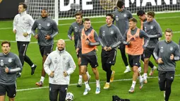 Pemain Jerman Toni Kroos (tengah) dan Joshua Kimmich (keempat kanan) berlatih bersama rekan satu timnya jelang menghadapi Swiss pada pertandingan UEFA Nations League di Cologne, Jerman, Senin (12/10/2020). Jerman akan menghadapi Swiss pada Rabu (14/10/2020) dini hari WIB. (AP Photo/Martin Meissner)