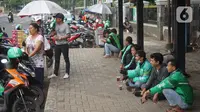 Aktivitas pengemudi ojek daring di depan Cibubur Junction, Jakarta, Selasa (24/3/2020). Merebaknya Covid-19 menyebabkan aktivitas di kawasan itu lesu yang juga berimbas pada turunnya pendapatan pengemudi ojek online hingga lima kali lipat dibanding hari biasanya. (Liputan6.com/Immanuel Antonius)