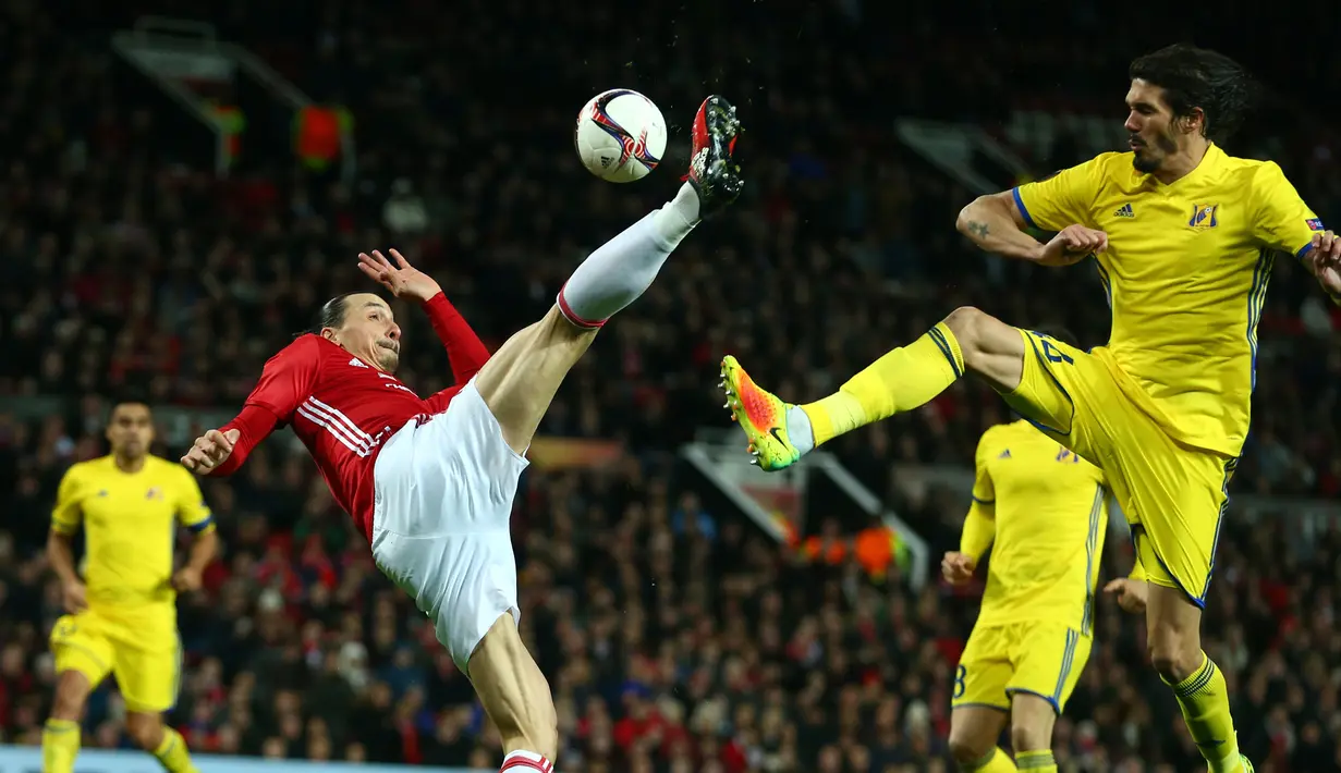 Penyerang Manchester United, Zlatan Ibrahimovic berebut bola dengan bek Rostov, Cesar Navas pada babak 16 Liga Europa di Stadion Old Trafford, Inggris (16/3). MU menang atas Rostov dengan skor 1-0 agregat (2-1). (AP Photo/Dave Thompson)