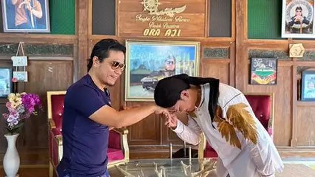 Pakai Peci dan Baju Koko, Ini 7 Momen Denny Sumargo Berkunjung ke Pesantren Gus Miftah