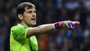 Kiper Real Madrid, Iker Casillas saat menghadapi Schalke pada laga leg kedua babak 16 besar Liga Champions 2014/2015 di Santiago Bernabeu Stadium, Madrid (10/3/2015). Iker Casillas sebenarnya berencana untuk menjadikan Real Madrid sebagai satu-satunya klub sepanjang kariernya hingga berencana pensiun di Santiago Bernabeu. Lima gelar La Liga dan 3 trofi Liga Champions yang diraihnya dari total 725 laga jadi simbol kesuksesannya. Namun akibat berselisih dengan petinggi klub, ia dilepas gratis ke FC Porto pada awal musim 2015/2016. (AFP/Gerard Julien)