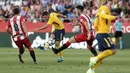 Pemain Atletico Madrid, Koke (tengah) melepaskan tembakan melewati kawalan pemain Girona  pada La Liga Spanyol di Montilivi stadium, Girona (19/8/2017). Atletico bermain imbang 2-2. (AFP/Pau Barrena)