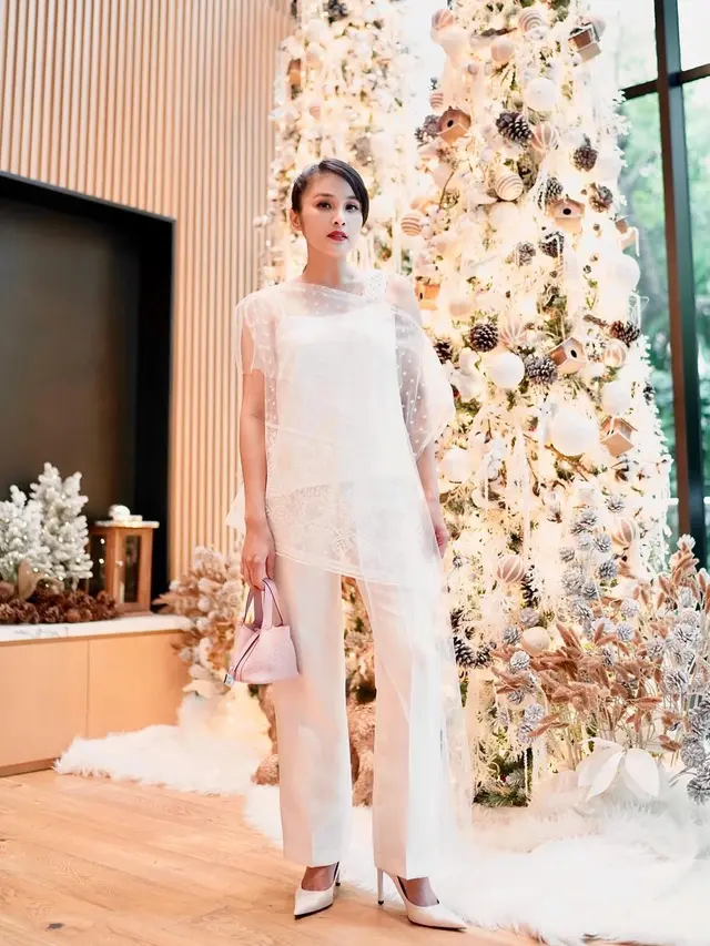 6 Tampilan Pohon Natal Megah Sandra Dewi yang Jadi Spot OOTD Favorit